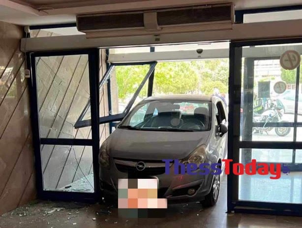 Θεσσαλονίκη: Αυτοκίνητο καρφώθηκε στην είσοδο του Ιπποκράτειου