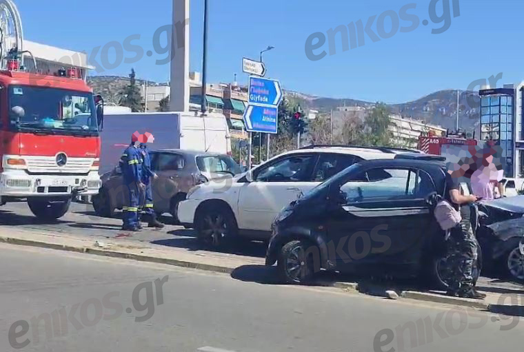 Τροχαίο στη συμβολή της Βουλιαγμένης με την Αλίμου – Καραμπόλα 7 οχημάτων – ΒΙΝΤΕΟ αναγνώστη