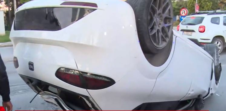 Τροχαίο στην Θεσσαλονίκη: Αυτοκίνητο προσέκρουσε σε σταθμευμένο όχημα και αναποδογύρισε