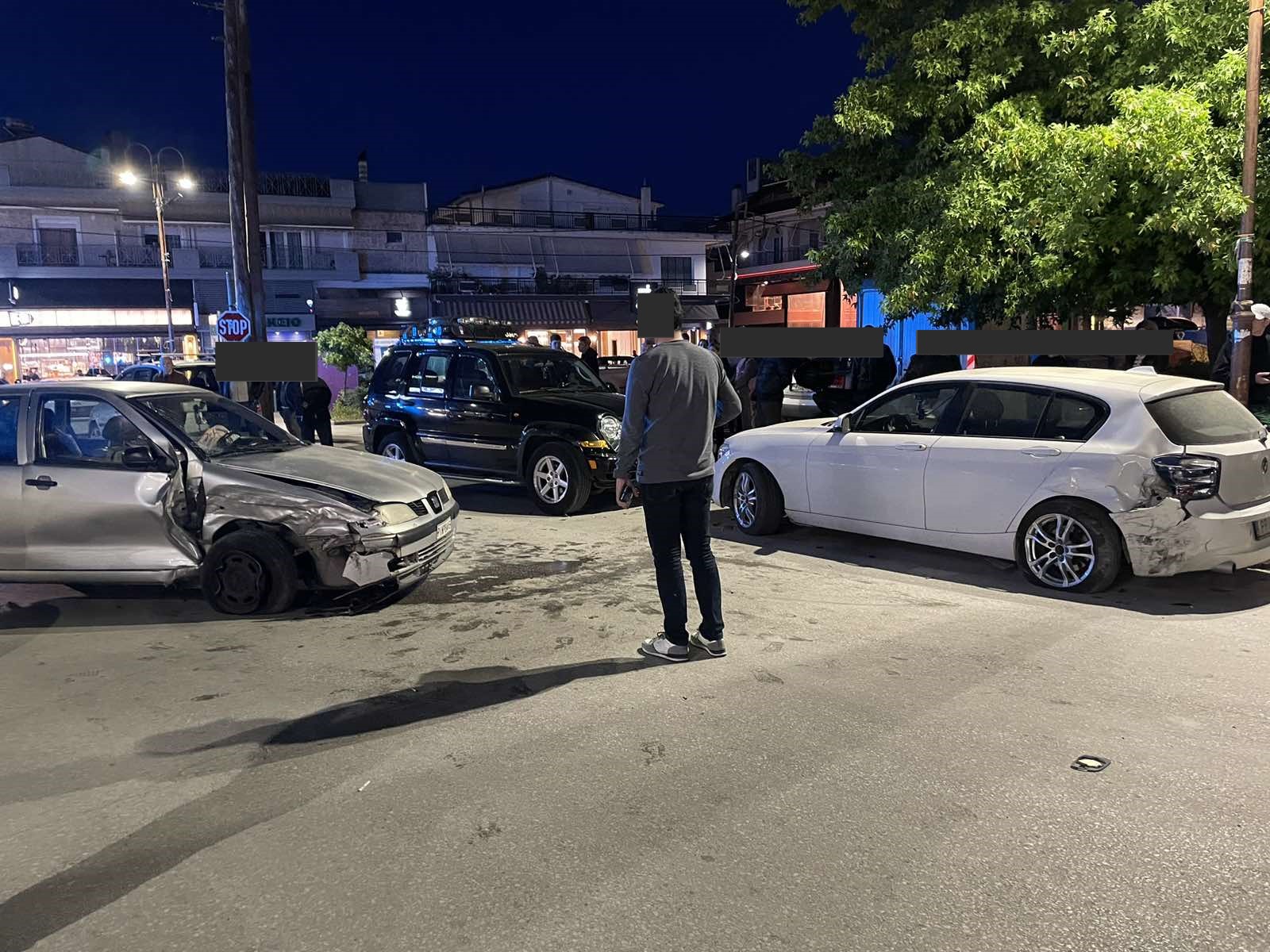 Λάρισα: Αυτοκίνητο παρέσυρε και τραυμάτισε ανήλικο, αφού προσέκρουσε σε άλλα οχήματα – ΦΩΤΟ