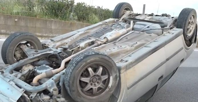 Θεσσαλονίκη: Ανετράπη αυτοκίνητο στη Μουδανιών – Η οδηγός προσπάθησε να αποφύγει σκύλο – ΒΙΝΤΕΟ