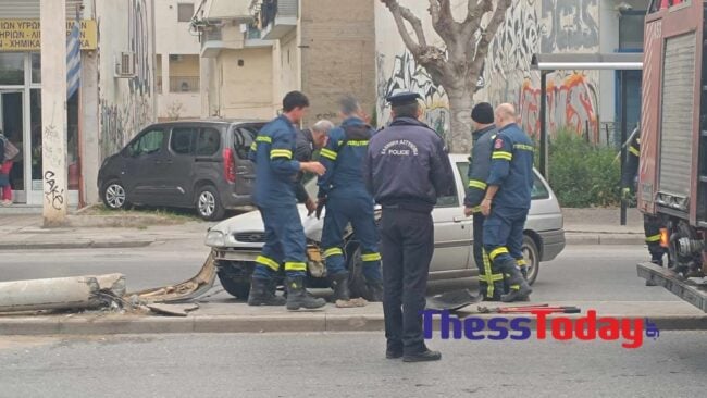 Θεσσαλονίκη: Σοβαρό τροχαίο με οδηγό που καρφώθηκε σε κολώνα – Τον απεγκλώβισε η Πυροσβεστική – ΒΙΝΤΕΟ