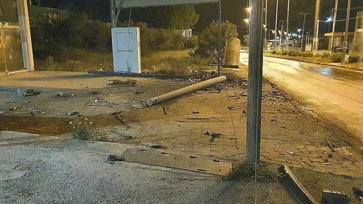 Πόρτο Ράφτη: 27χρονος ο νεκρός του τροχαίου – Σε δύο κολόνες και μία στάση λεωφορείου προσέκρουσε το αυτοκίνητο