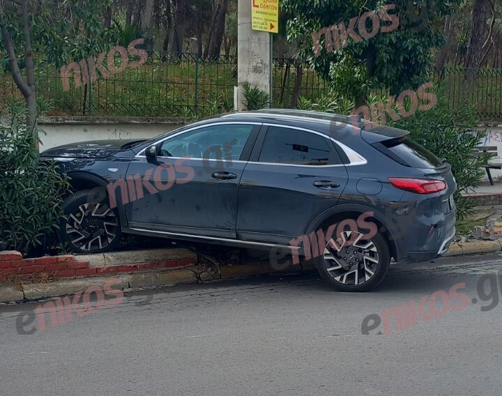 Τροχαίο ατύχημα στην Νέα Φιλαδέλφεια – Αυτοκίνητο εξετράπη της πορείας του – ΦΩΤΟ αναγνώστη