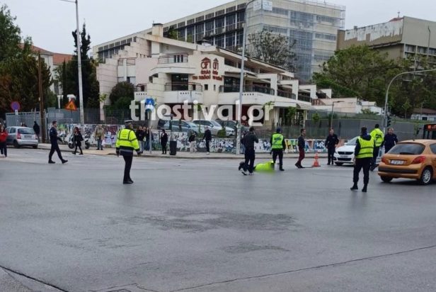 Θεσσαλονίκη: Μηχανή παρέσυρε τροχονόμο