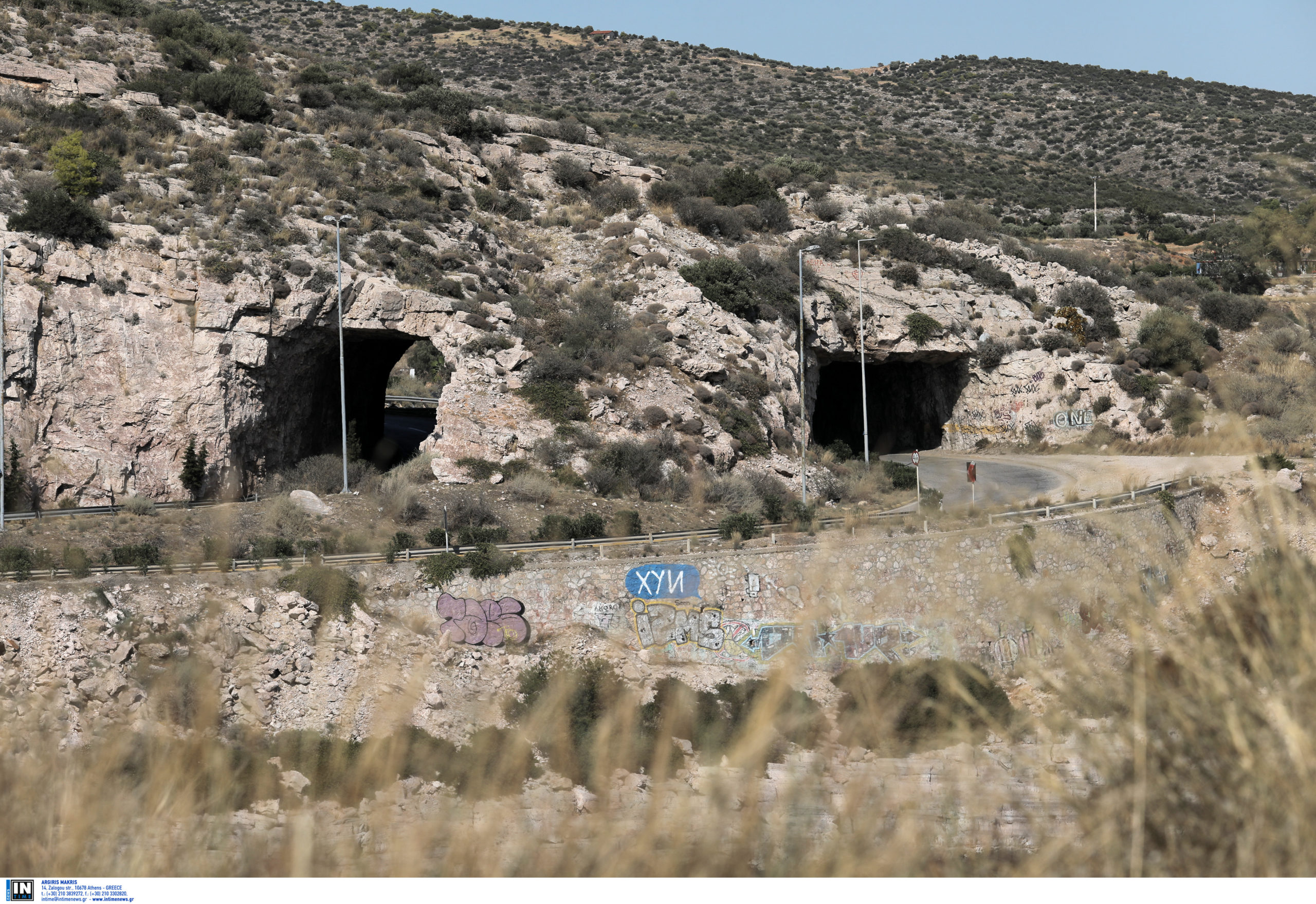 Τροχαίο στην Αθηνών-Σουνίου: Αυτοκίνητο τυλίχτηκε στις φλόγες και η φωτιά επεκτάθηκε σε χαμηλή βλάστηση