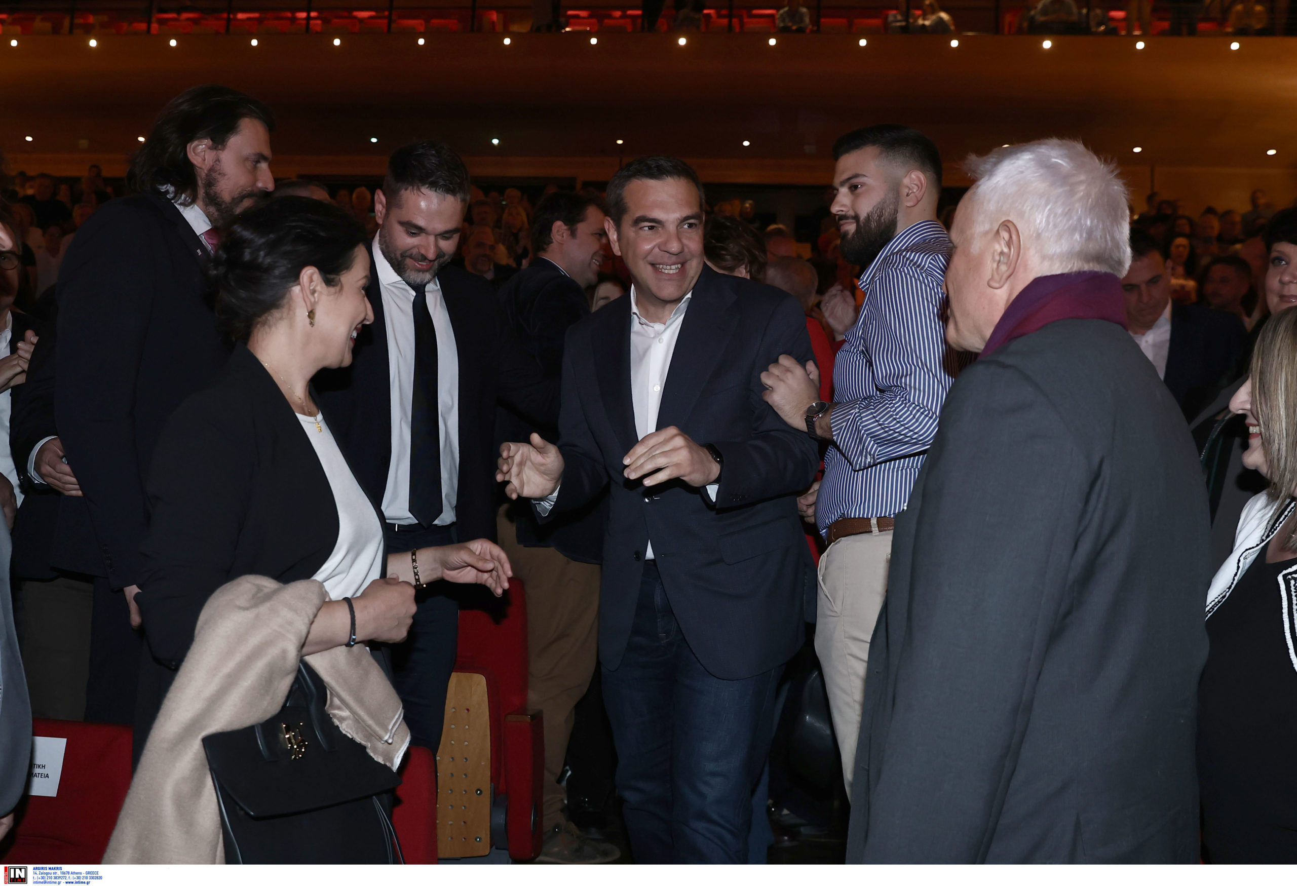 ΣΥΡΙΖΑ: Με χειροκροτήματα έγινε δεκτός ο Τσίπρας στην παρουσίαση του ευρωψηφοδελτίου – ΒΙΝΤΕΟ