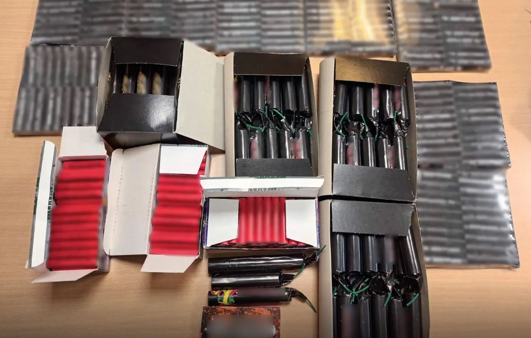 Κηφισιά: Χειροπέδες σε 17χρονο που πωλούσε βεγγαλικά και κροτίδες μέσω social media