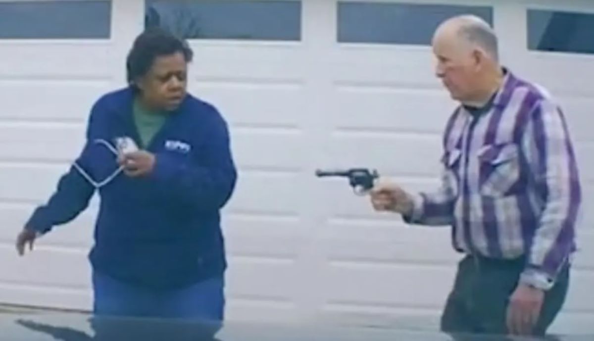 Συγκλονιστικό βίντεο δείχνει έναν άνδρα να σημαδεύει και να σκοτώνει μία οδηγό