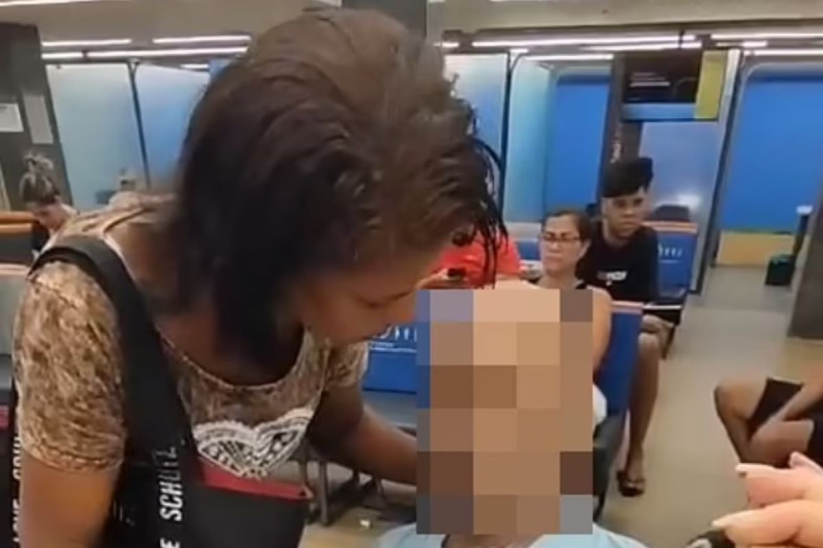 Βίντεο: Πήγε τον νεκρό θείο της στην τράπεζα για να βγάλει δάνειο