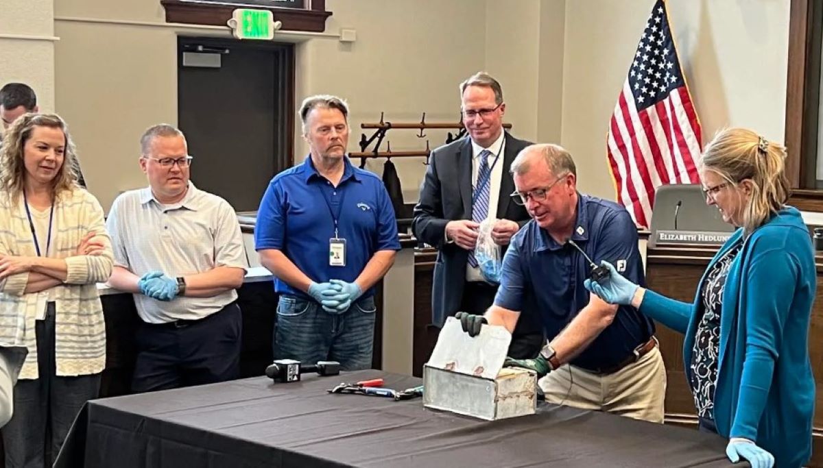 Βρέθηκε χρονοκάψουλα 104 ετών σε κατεδάφιση σχολείου – Τι περιείχε