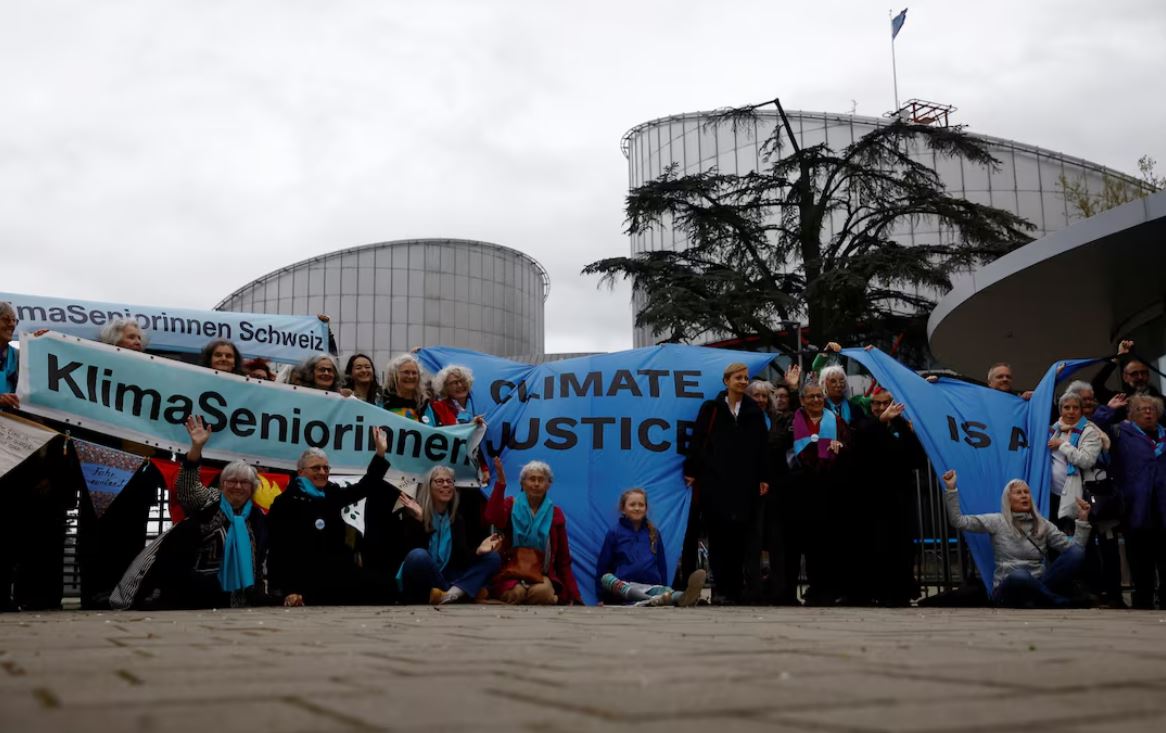 Δικαίωση για 2000 Ελβετές που κατήγγειλαν τη χώρα για αδράνεια στην καταπολέμηση της κλιματικής αλλαγής
