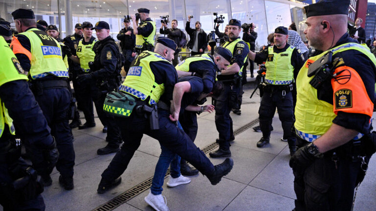 Eurovision: Eντάσεις μεταξύ αστυνομίας και φιλοπαλαιστίνιων διαδηλωτών έξω από τον χώρο διεξαγωγής του τελικού