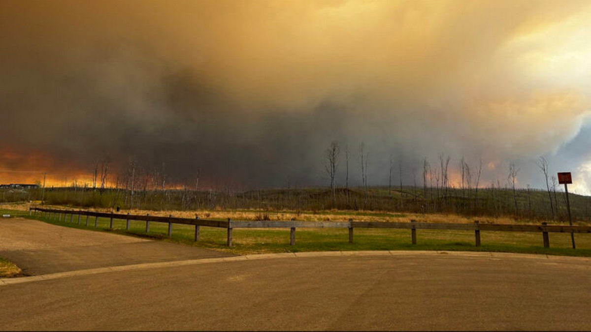 Συναγερμός στον Καναδάς: Φωτιά απειλεί πετρελαιοπαραγωγική πόλη – Εσπευσμένες απομακρύνσεις κατοίκων