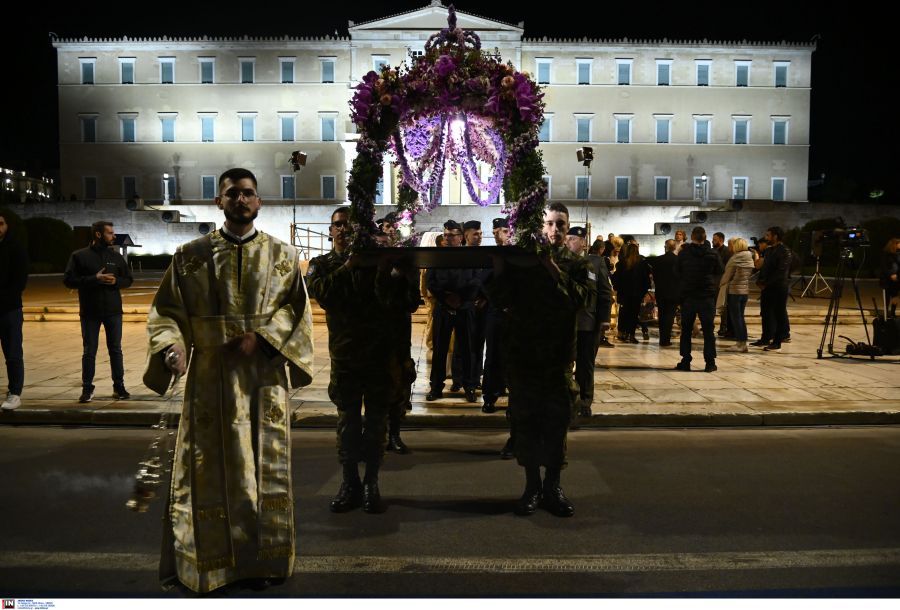 Μεγάλη Παρασκευή: Σε κλίμα κατάνυξης η περιφορά του Επιταφίου στην Αθήνα – Φωτογραφίες