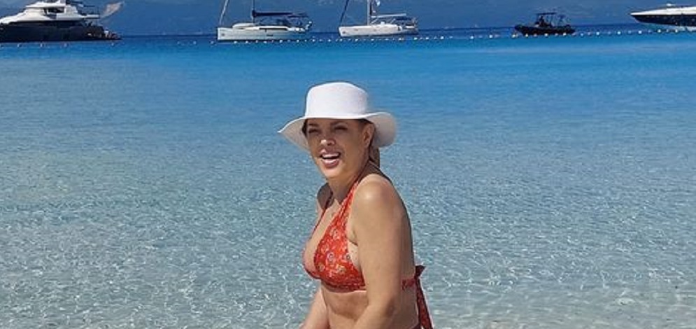 Ελένη Ράντου: Με μπικίνι σε παραλία των Αντίπαξων