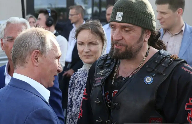 Alexander Zaldostanov: Ποιός είναι ο μηχανόβιος – δεξί χέρι του Πούτιν που παρέστη στην ορκωμοσία του