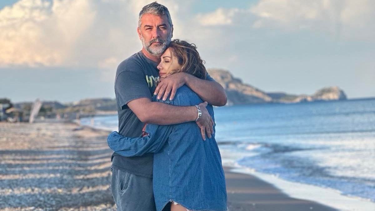 Δέσποινα Βανδή – Βασίλης Μπισμπίκης: Φωτογραφικά «κλικ» από την Πασχαλινή απόδρασή τους στην Μύκονο