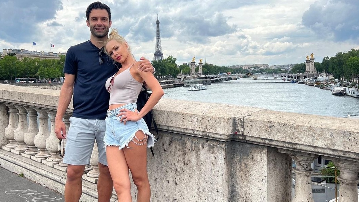 Γιώργος Τζαβέλλας: Δημοσίευσε φωτογραφία με την Βίκυ Κάβουρα και τη νεογέννητη κόρη τους