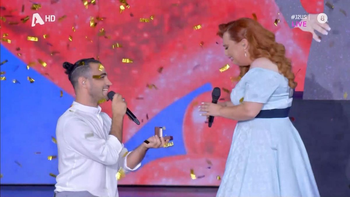 Συγκινητικές στιγμές στο J2US: Ο Γιάννης Σεβδικαλής έκανε πρόταση γάμου στην Σοφία Κουρτίδου πάνω στη σκηνή