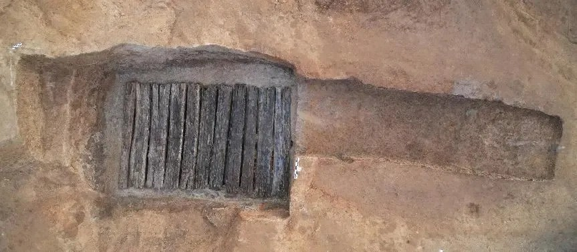 Τάφος Μ3 όπως φαίνεται πριν οι αρχαιολόγοι αφαιρέσουν το ξύλινο κάλυμμα του. Φωτογραφία από το Ινστιτούτο Αρχαιολογίας στην Κινεζική Ακαδημία Κοινωνικών Επιστημών