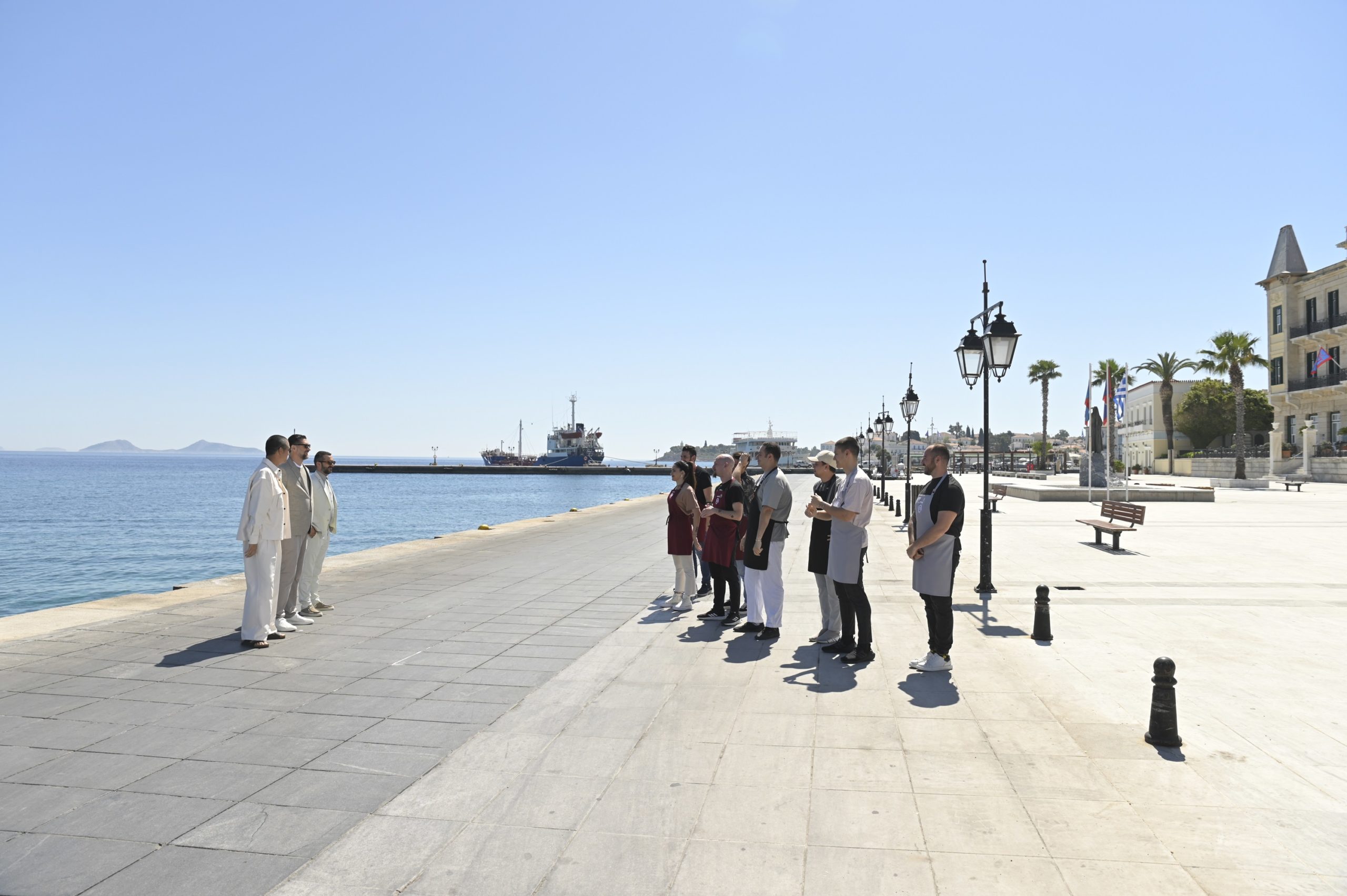 MasterChef 2024: Οι τρεις κριτές καλωσορίζουν τους 8 καλύτερους παίκτες στις Σπέτσες – Η επιστροφή του Ηλία Κιαζόλι