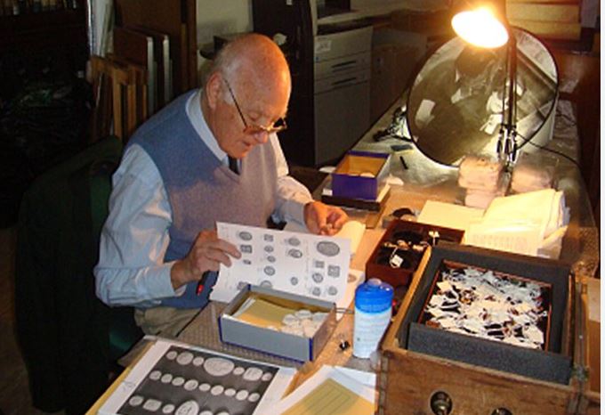 Πέθανε ο σπουδαίος αρχαιολόγος σερ Τζον Μπόρντμαν – Η δήλωση της Λίνας Μενδώνη