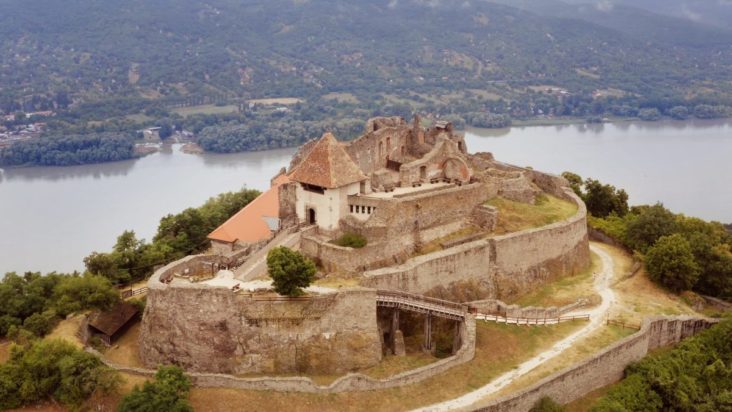 Χαμένη εκκλησία του 14ου αιώνα ήταν θαμμένη κάτω από γήπεδο τένις - Ανάμεσα στα ευρήματα ήταν και ένας οβάλ φούρνος