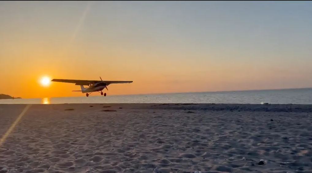 Βίντεο: Αναγκαστική προσγείωση μικρού αεροπλάνου σε παραλία