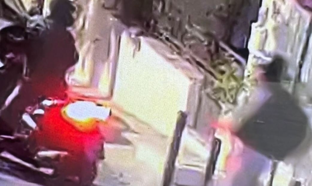 Αγία Βαρβάρα: «Ακούσαμε το μπαμ και ξυπνήσαμε» – Ντοκουμέντο από τη στιγμή που ο δράστης ρίχνει την χειροβομβίδα