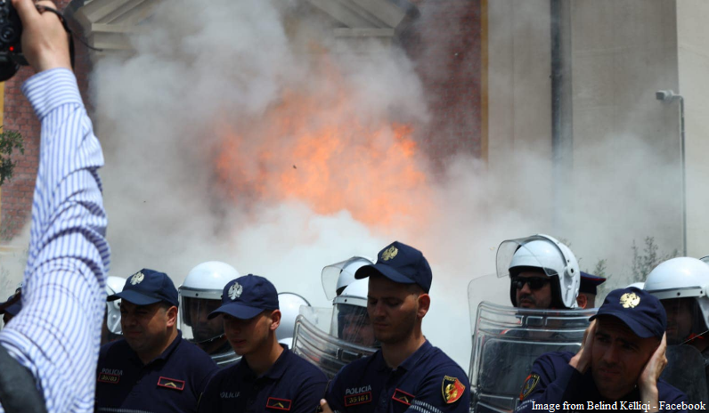 Τίρανα: Επεισόδια και μολότοφ έξω από το δημαρχείο – Την παραίτηση του δημάρχου ζητά η αντιπολίτευση