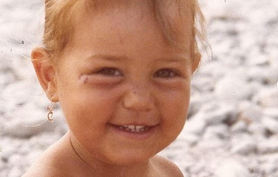 Το κοριτσάκι της φωτογραφίας συμμετέχει στο J2US –  Μπορείτε να την αναγνωρίσετε;