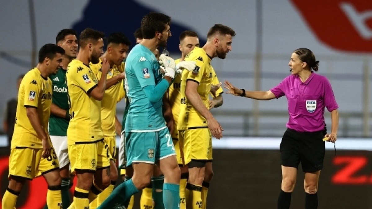 Κύπελλο Ελλάδας: Λεκτική επίθεση στην Φραπάρ από τους παίκτες του Άρη και τον Καρυπίδη – Αλλαγή σκηνικού με τα μετάλλια