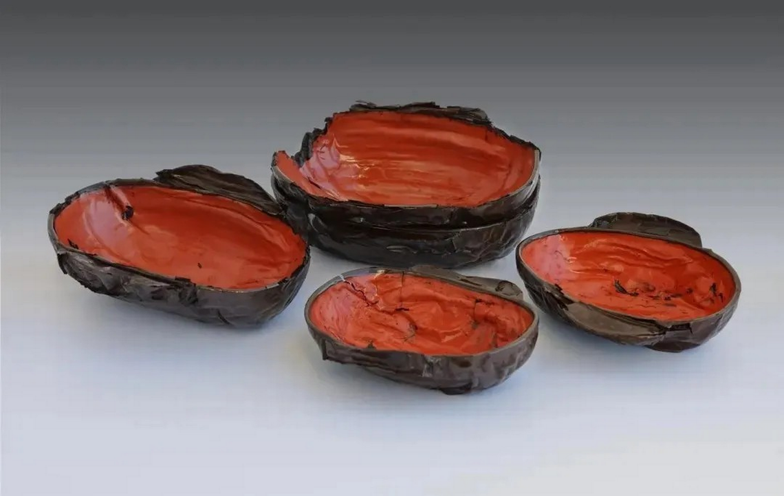 Γύρω από ένα από τα ξύλινα φέρετρα, αρχαιολόγοι ανακάλυψαν τα χαλάσματα μιας μεταφορά φέρετρων, δομή που χρησιμοποιούνταν για τη μεταφορά του φέρετρου στον τάφο, ανέφερε το ινστιτούτο. Το περιέγραψαν ως εξαιρετικά δημιουργημένο και ασυνήθιστο εύρημα.