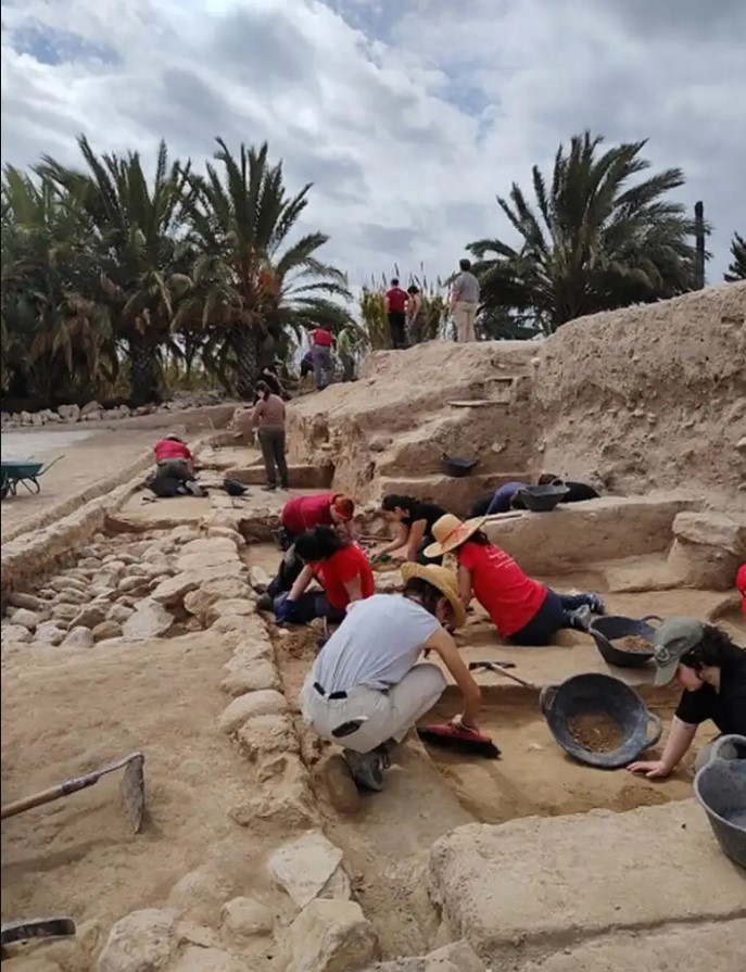 Η ομάδα των αρχαιολόγων που πραγματοποιεί ανασκαφές στην αρχαία πόλη.