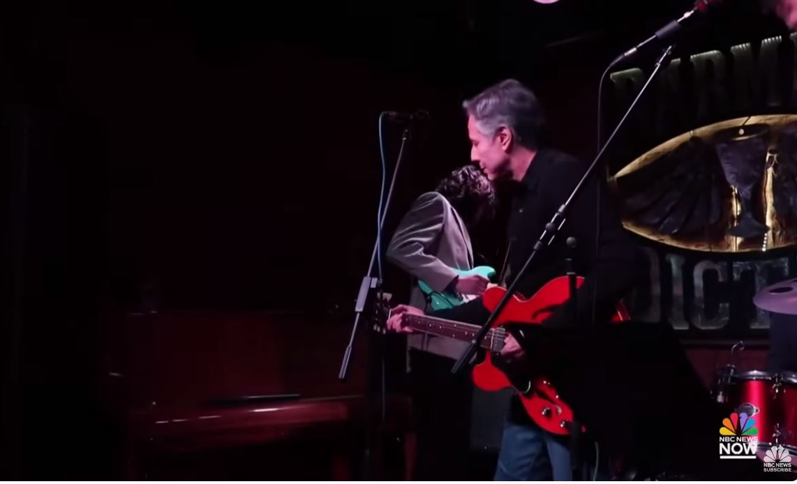 Ο Άντονι Μπλίνκεν ροκάρει σε κλαμπ στο Κίεβο