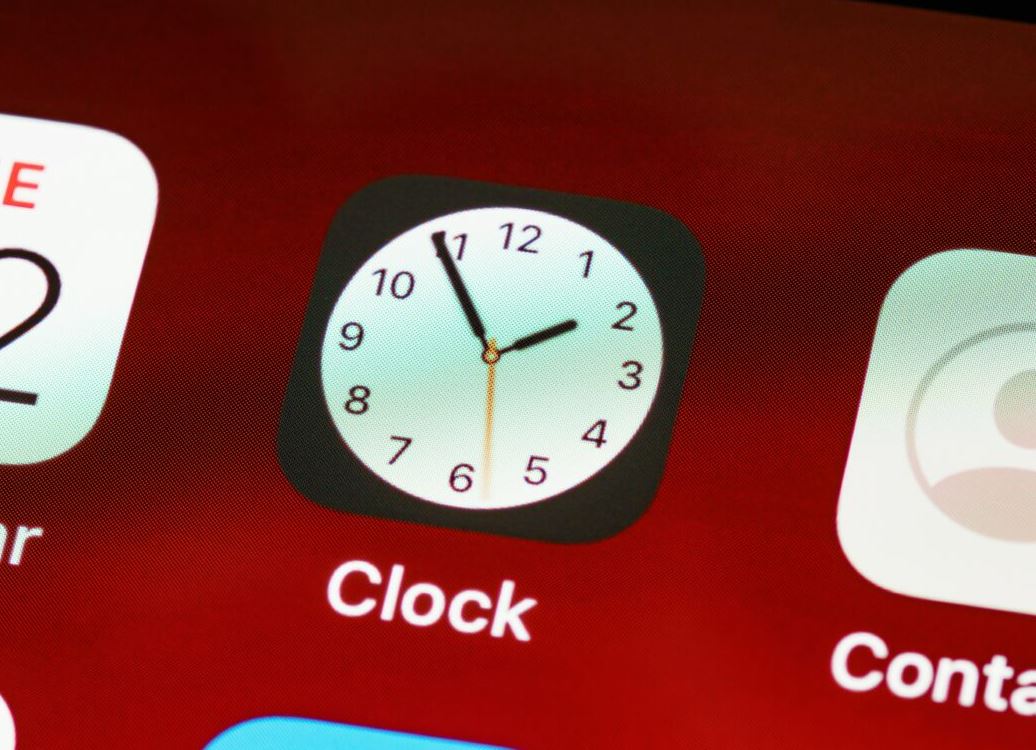 Χαμός με το πρόβλημα στo ξυπνητήρι των iPhone: Γιατί δεν χτυπάει – Ο αγώνας δρόμου της Apple και το τρολάρισμα από την Samsung