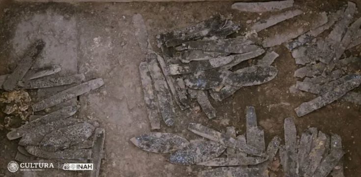 Λεπίδες και μαχαίρια από οψιδιανό που βρέθηκαν στην κρύπτη στο Tlatelolco.