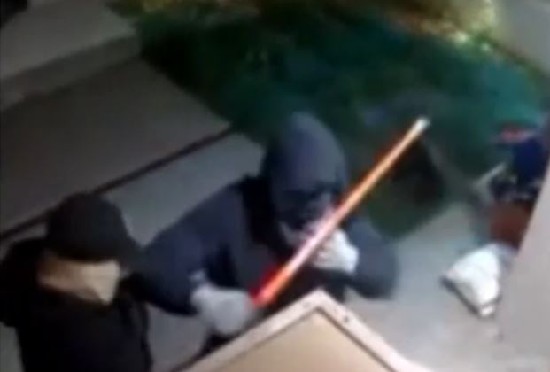 Θεσσαλονίκη: Ανενόχλητοι διαρρήκτες μπούκαραν σε σπίτι – Οι γείτονες φώναζαν «έχουμε καλέσει το 100» και εκείνοι απάντησαν «το γνωρίζουμε»