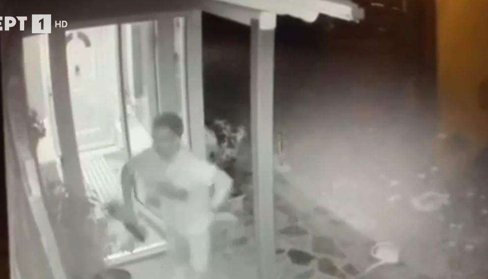 Θεσσαλονίκη: Έδιωξε τους διαρρήκτες από το σπίτι του… με την σκούπα – Έβγαιναν ένας ένας από το παράθυρο – ΒΙΝΤΕΟ