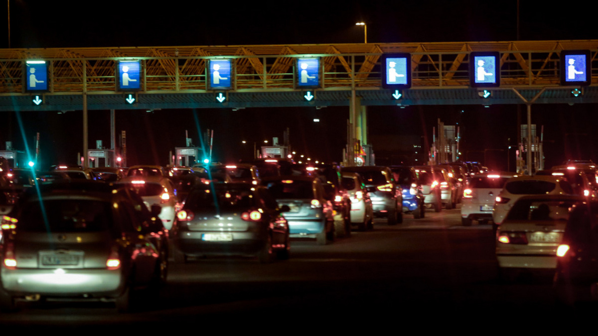 Παραμένει αυξημένη η κίνηση στην Εθνική οδό Αθηνών-Κορίνθου – Χωρίς προβλήματα στην Αθηνών-Λαμίας