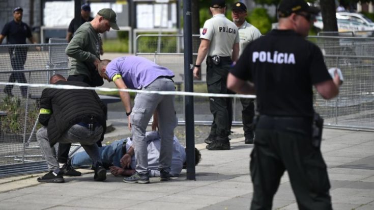 Ο δράστης της απόπειρας δολοφονίας του πρωθυπουργού της Σλοβακίας, Ρόμπερτ Φίτσο κατά την σύλληψη του.