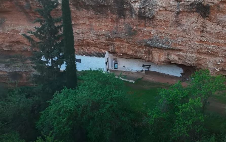 Πάσχα: Ανάσταση μέσα σε έναν πανέμορφο κρατήρα – Δείτε πού βρίσκεται το πιο ξεχωριστό εκκλησάκι της Ελλάδας – Βίντεο από drone