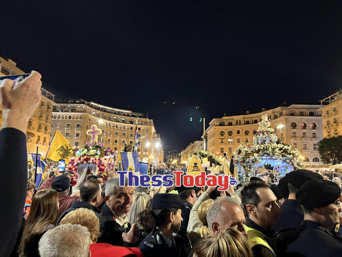 Θεσσαλονίκη: Η ιστορική συνάντηση των πέντε επιταφίων στην Πλατεία Αριστοτέλους – Βίντεο