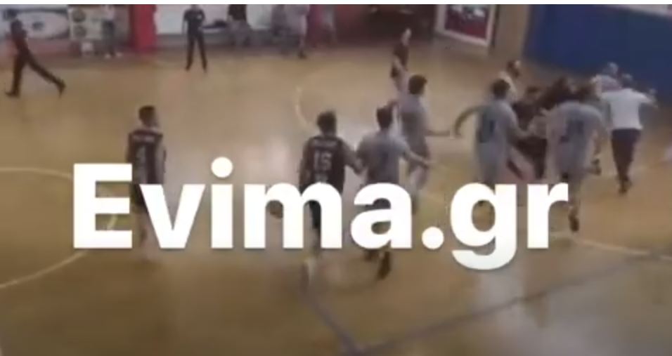 Εύβοια: Άγριο ξύλο σε αγώνα μπάσκετ – Καρέ καρέ η «σύρραξη» στο γήπεδο