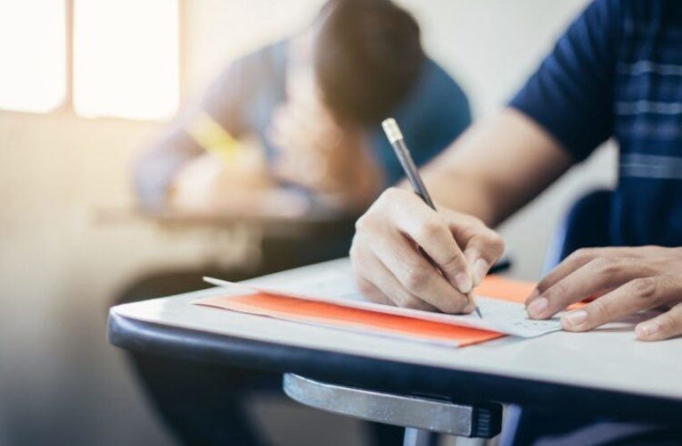 «Πόλεμος» για τις εξετάσεις τύπου PISA: Η 4ωρη στάση εργασίας των ΟΛΜΕ – ΔΟΕ και η αντίδραση του υπουργείου Παιδείας