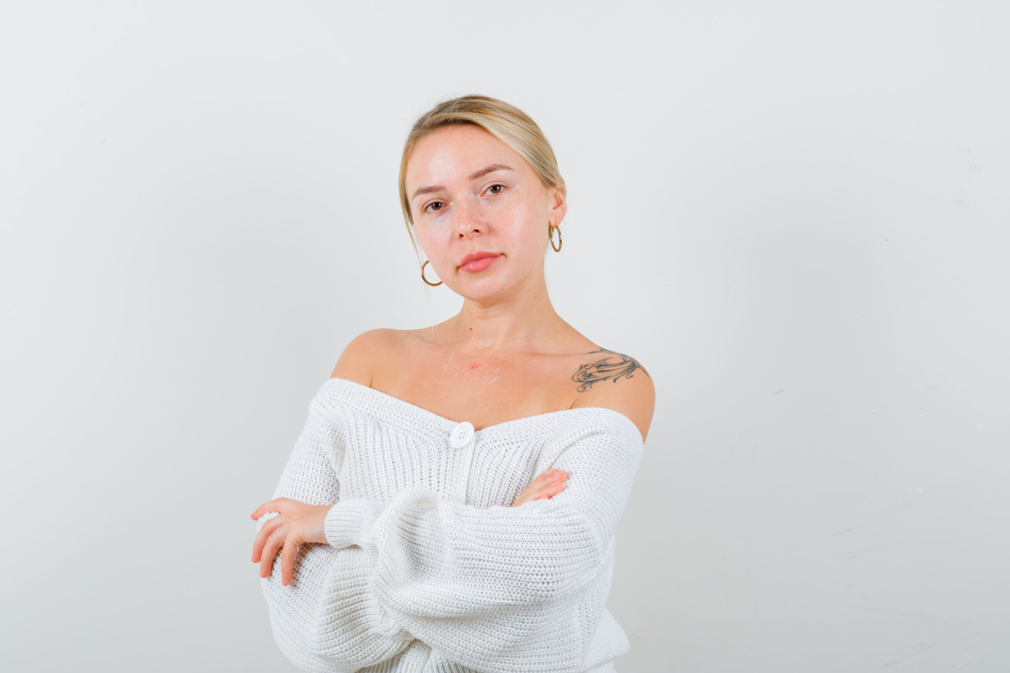 Αντιμετωπίζετε ενοχλητικά σπυράκια στο στήθος; Οι 8 πιθανές αιτίες της ακμής στην περιοχή αυτή και οι τρόποι αντιμετώπισης