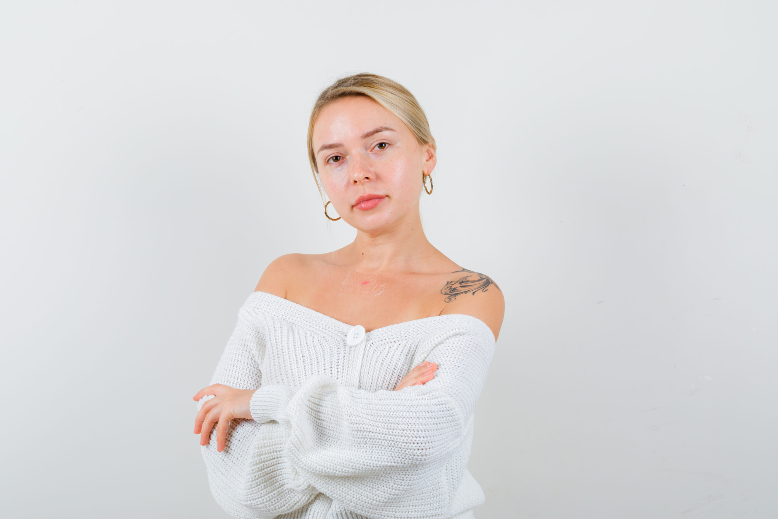 Αντιμετωπίζετε ενοχλητικά σπυράκια στο στήθος; Οι 8 πιθανές αιτίες της ακμής στην περιοχή αυτή και οι τρόποι αντιμετώπισης