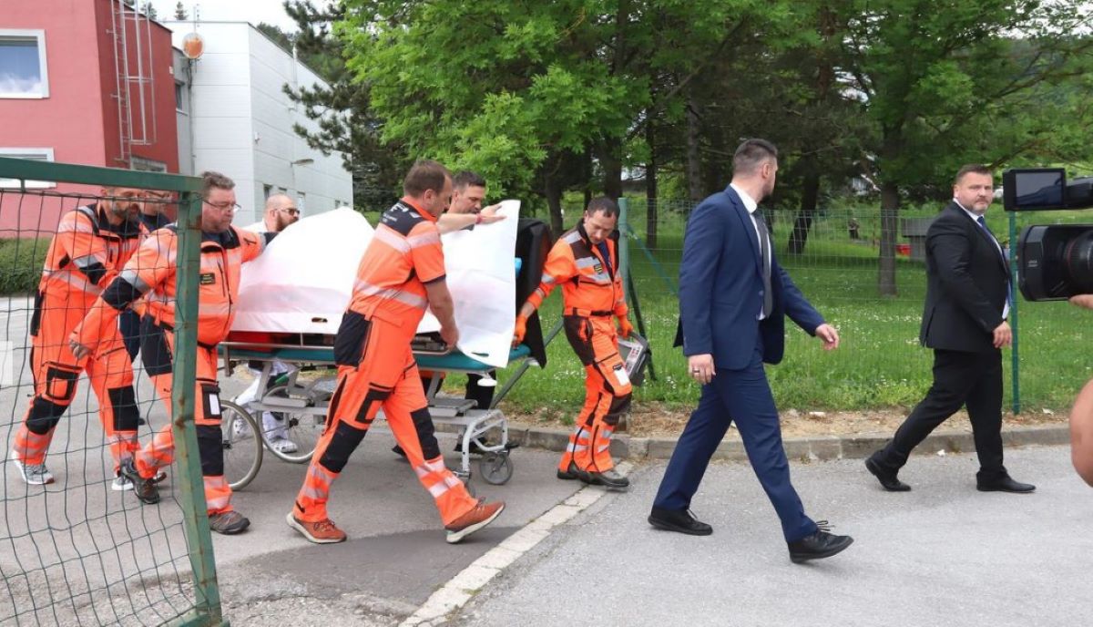 Οι τραυματιοφορείς μεταφέρουν στο νοσοκομείο τον Ρόμπερτ Φίτσο μετά την απόπειρα κατά της ζωής του.