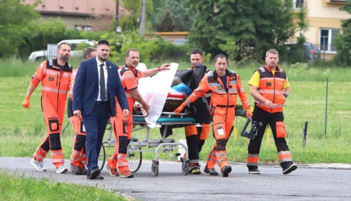 Οι τραυματιοφορείς μεταφέρουν στο νοσοκομείο τον Ρόμπερτ Φίτσο μετά την απόπειρα κατά της ζωής του.